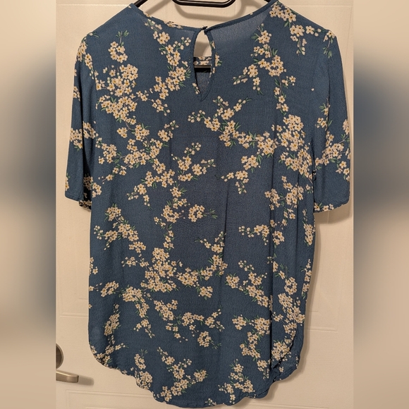 3/$20 Short Sleeve Blouse, Blue Floral, Size 4 - Picture 2 of 5